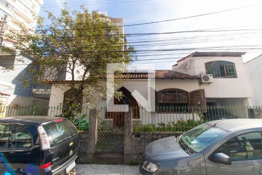 Fachada de casa de condomínio à venda com 4 quartos, 567m² em Ingá, Niterói