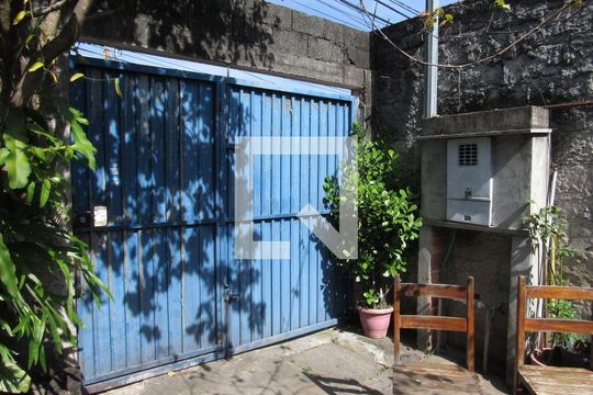 Fachada de casa à venda com 2 quartos, 150m² em Jardim Roberto, Osasco