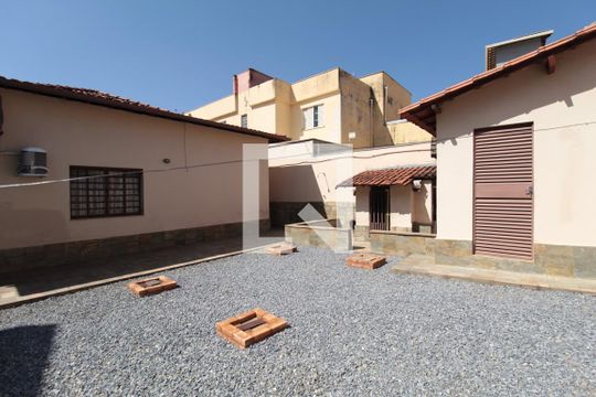 Quintal de casa à venda com 3 quartos, 172m² em Santa Amelia, Belo Horizonte