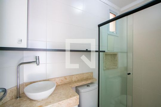 Banheiro Suíte de casa de condomínio para alugar com 1 quarto, 72m² em Campestre, Santo André