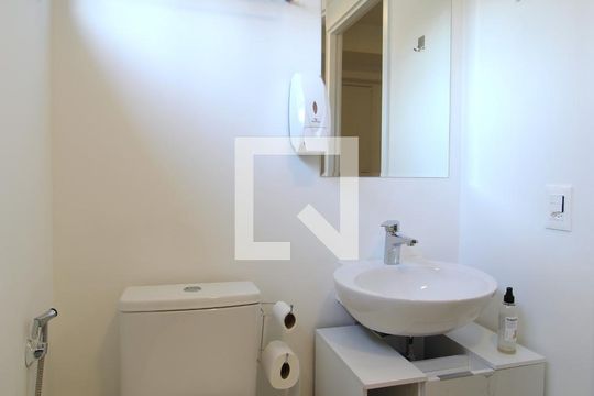 Banheiro Social de kitnet/studio para alugar com 1 quarto, 20m² em Indianópolis, São Paulo