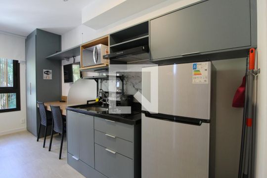 Cozinha de kitnet/studio para alugar com 1 quarto, 20m² em Indianópolis, São Paulo