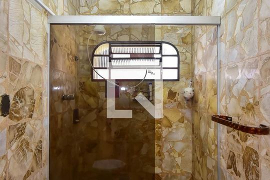 Banheiro de casa para alugar com 5 quartos, 440m² em Jardim Londrina, São Paulo