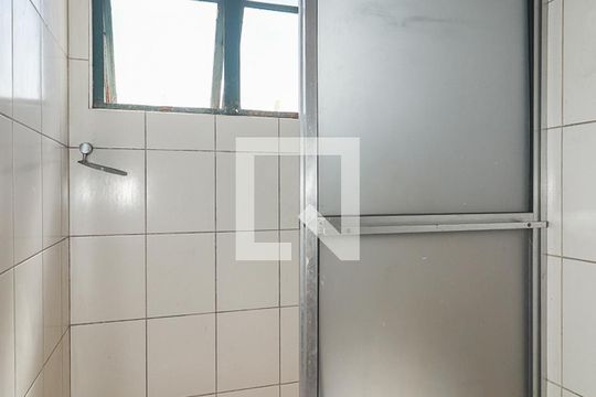 Banheiro de kitnet/studio para alugar com 0 quarto, 30m² em Floresta, Porto Alegre