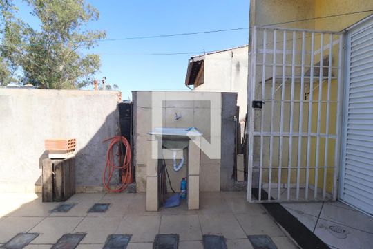 Área de Serviço de casa para alugar com 2 quartos, 70m² em Jardim Magali, Santo André