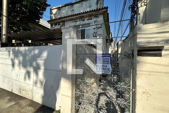 Fachada  de casa para alugar com 1 quarto, 45m² em Cascadura, Rio de Janeiro