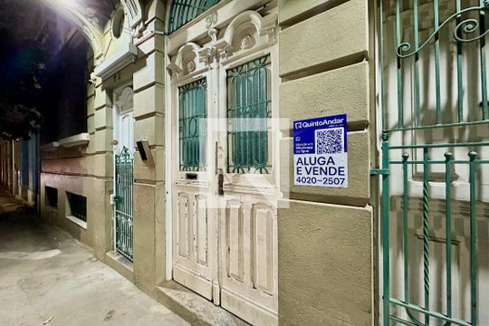 Plaquinha instalada de apartamento para alugar com 2 quartos, 75m² em Centro, Rio de Janeiro