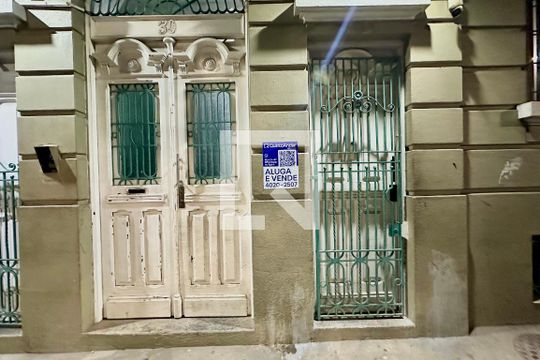 Plaquinha instalada de apartamento para alugar com 2 quartos, 75m² em Centro, Rio de Janeiro