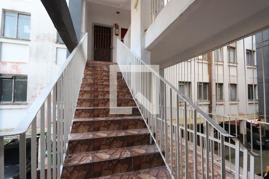 Escadas de apartamento à venda com 2 quartos, 50m² em Fazenda da Juta, São Paulo