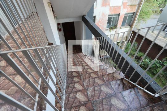 Escadas de apartamento à venda com 2 quartos, 50m² em Fazenda da Juta, São Paulo