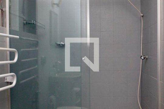 Banheiro de kitnet/studio para alugar com 1 quarto, 37m² em Petrópolis, Porto Alegre