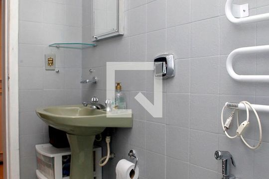 Banheiro de kitnet/studio para alugar com 1 quarto, 37m² em Petrópolis, Porto Alegre