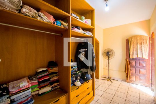 Closet da suíte 2 de casa à venda com 3 quartos, 209m² em Vila Mazzei, Santo André