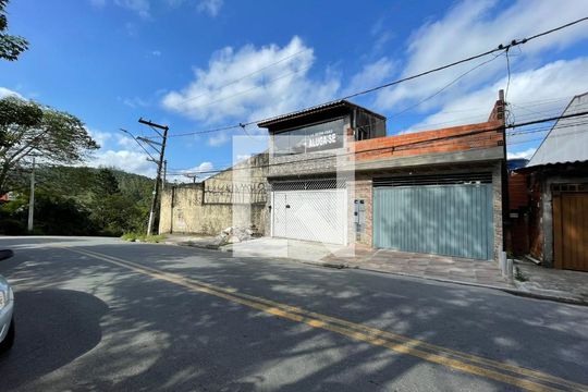 Fachada de casa para alugar com 2 quartos, 120m² em Parque Mirante da Mata, Cotia