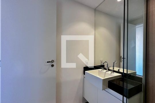 Banheiro de kitnet/studio para alugar com 0 quarto, 23m² em Jardim das Acacias, São Paulo