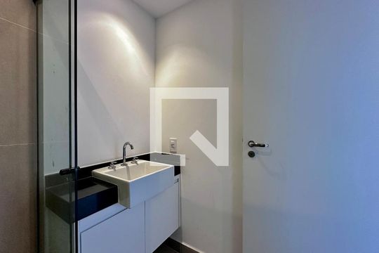 Banheiro de kitnet/studio para alugar com 0 quarto, 23m² em Santo Amaro, São Paulo