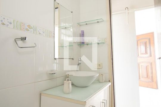 Banheiro de apartamento para alugar com 2 quartos, 70m² em Mutondo, São Gonçalo