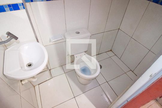 Banheiro de casa para alugar com 1 quarto, 50m² em Jardim Dona Sinha, São Paulo