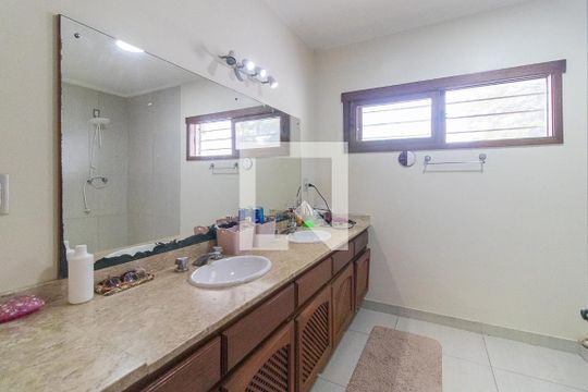 Banheiro da Suíte de casa à venda com 3 quartos, 400m² em Santa Tereza, Porto Alegre