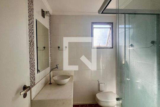 Banheiro de apartamento à venda com 1 quarto, 55m² em Centro, Campinas
