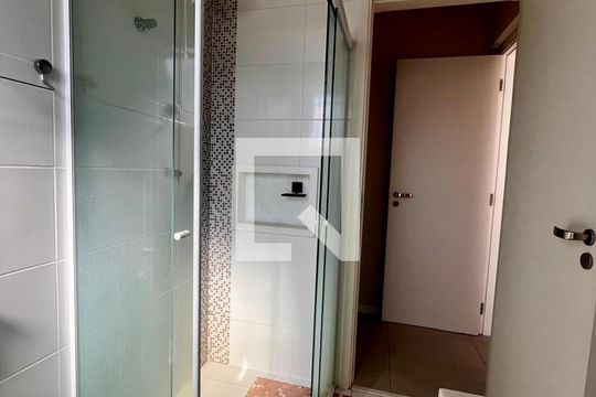 Banheiro de apartamento à venda com 1 quarto, 55m² em Centro, Campinas
