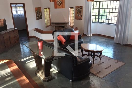 Sala de casa de condomínio para alugar com 4 quartos, 336m² em Condomínio Estância Marambaia, Vinhedo