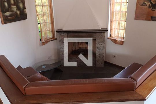Sala de casa de condomínio para alugar com 4 quartos, 336m² em Condomínio Estância Marambaia, Vinhedo
