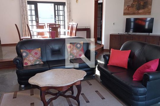 Sala de casa de condomínio para alugar com 4 quartos, 336m² em Condomínio Estância Marambaia, Vinhedo