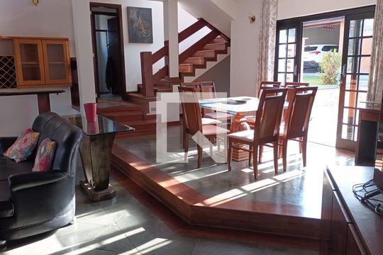 Sala de casa de condomínio para alugar com 4 quartos, 336m² em Condomínio Estância Marambaia, Vinhedo