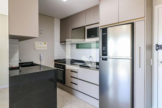 Cozinha de apartamento para alugar com 1 quarto, 31m² em Vila Sonia, São Paulo