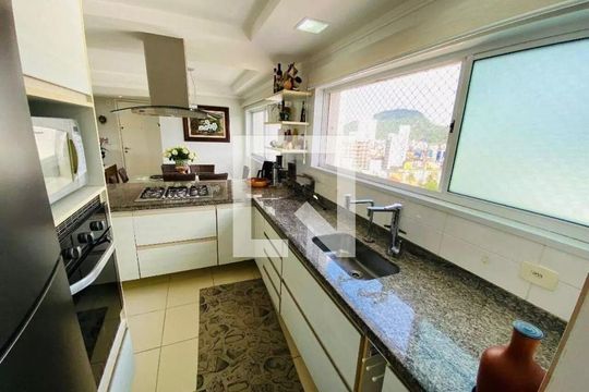 Cozinha de apartamento para alugar com 3 quartos, 111m² em Jardim Tres Marias, Guarujá