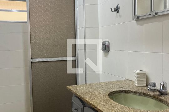 Banheiro de apartamento para alugar com 1 quarto, 66m² em Orquidario, Santos