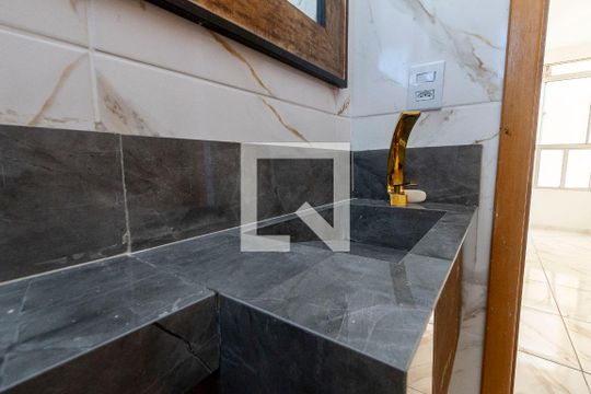 Banheiro de apartamento para alugar com 2 quartos, 48m² em São João Batista, Belo Horizonte