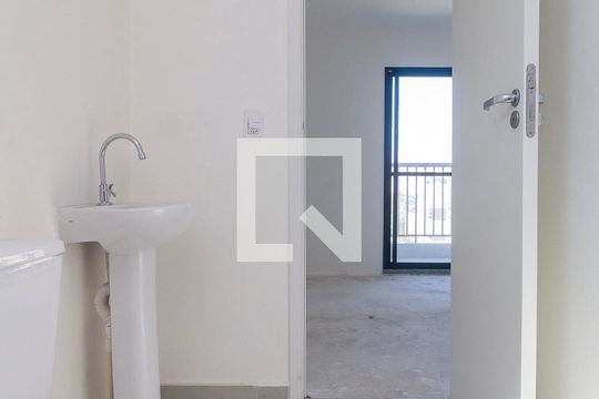 Banheiro de kitnet/studio para alugar com 0 quarto, 25m² em Jardim das Acacias, São Paulo