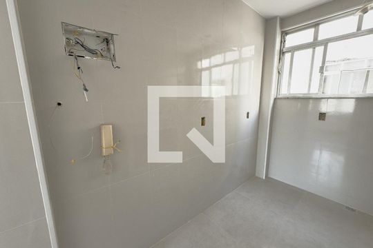 Cozinha de apartamento para alugar com 1 quarto, 50m² em Olaria, Rio de Janeiro