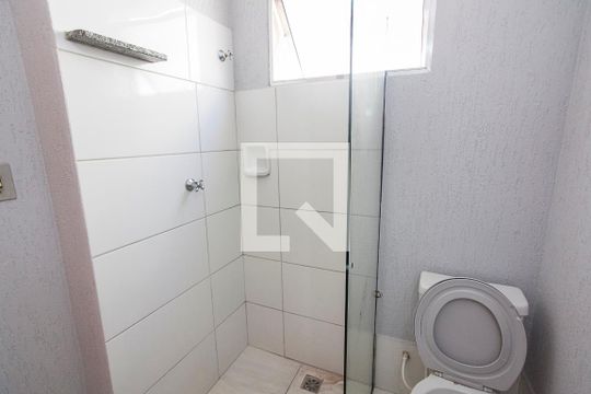 Banheiro da Suite 1 de apartamento para alugar com 2 quartos, 60m² em Santa Mônica, Uberlândia
