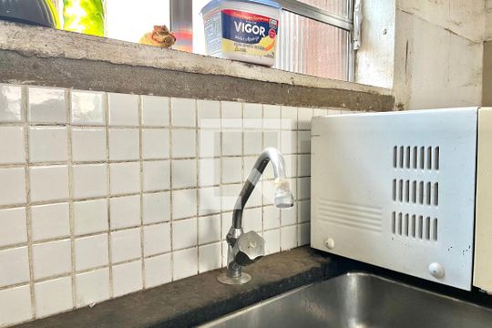 Cozinha de casa para alugar com 2 quartos, 280m² em Jardim Itacolomi, São Paulo