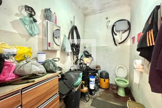 Banheiro de casa para alugar com 2 quartos, 280m² em Jardim Itacolomi, São Paulo
