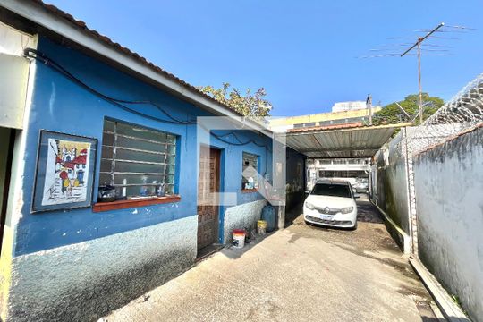Área externa de casa para alugar com 2 quartos, 280m² em Jardim Itacolomi, São Paulo