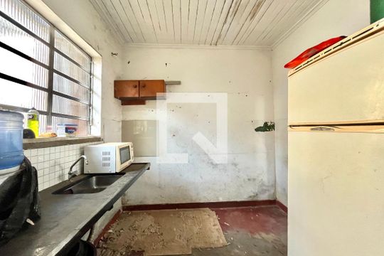 Cozinha de casa para alugar com 2 quartos, 280m² em Jardim Itacolomi, São Paulo