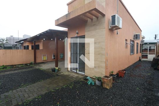 Área externa de casa à venda com 3 quartos, 73m² em Centro, Canoas