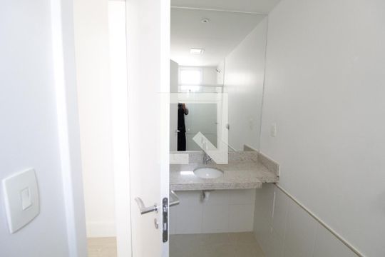 Banheiro do Quarto 1 de apartamento para alugar com 3 quartos, 180m² em Osvaldo Rezende, Uberlândia
