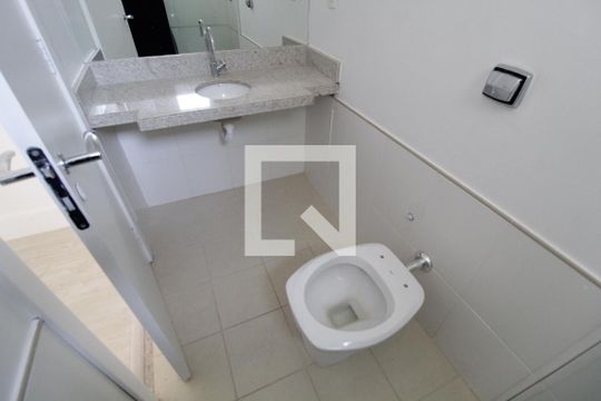 Banheiro do Quarto 1 de apartamento para alugar com 3 quartos, 180m² em Osvaldo Rezende, Uberlândia