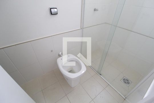 Banheiro do Quarto 1 de apartamento para alugar com 3 quartos, 180m² em Osvaldo Rezende, Uberlândia