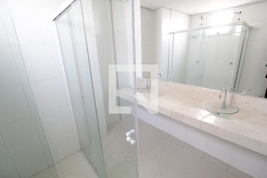 Banheiro do Quarto 3 de apartamento para alugar com 3 quartos, 180m² em Osvaldo Rezende, Uberlândia