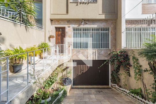 Fachada de casa à venda com 3 quartos, 210m² em Vila Vera, São Paulo