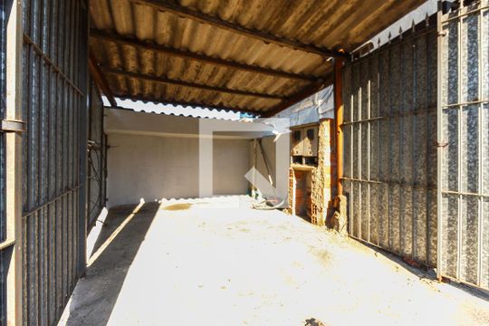 Garagem de casa para alugar com 3 quartos, 100m² em Parque Guarani, São Paulo