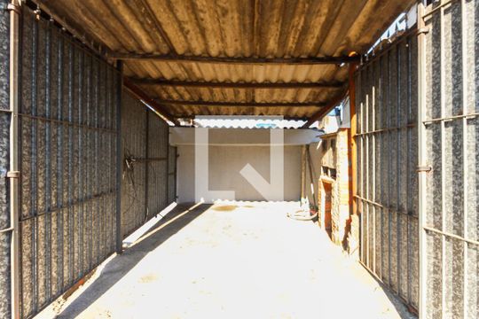 Garagem de casa para alugar com 3 quartos, 100m² em Parque Guarani, São Paulo
