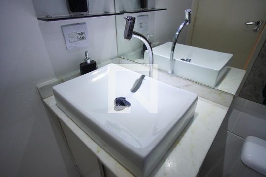 Banheiro Corredor de apartamento para alugar com 2 quartos, 50m² em Jardim Itu, Porto Alegre