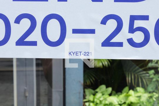 PLaca GRANDE instalada na fachada do condomínio, dia 13.10.2026 - Código da placa:  KYET-221 de apartamento para alugar com 2 quartos, 47m² em Vila Carmosina, São Paulo